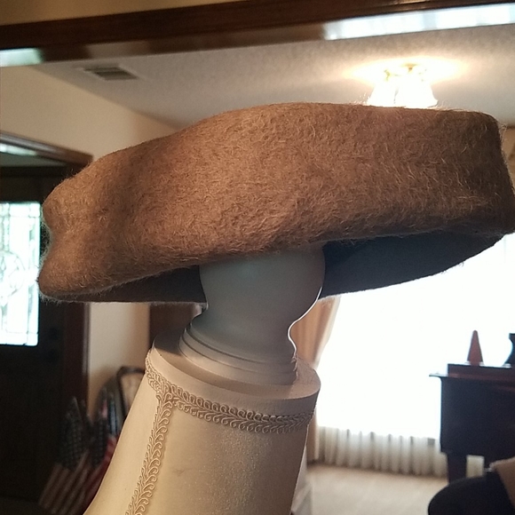 Ladies Vtg. Gray Felt hat - Picture 2 of 3
